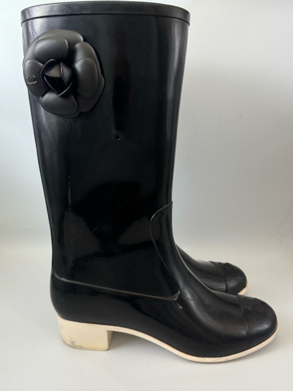 CHANEL Black Rain Boots with Cream & Black Camellia Flowers - Picture 4 of 7